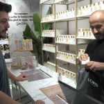 Absürt hırsızlık: Kameralara baka baka fincanı çaldı