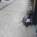 Absürt hırsızlık: Kameralara baka baka fincanı çaldı