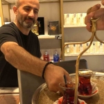 Absürt hırsızlık: Kameralara baka baka fincanı çaldı