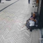 Absürt hırsızlık: Kameralara baka baka fincanı çaldı