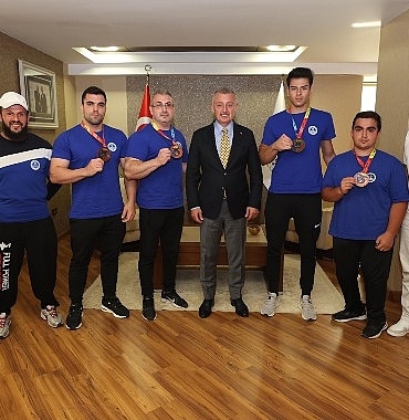 baskan-buyukakin-dunya-sampiyonlariyla-bulustu-y7PKdhmd.jpg