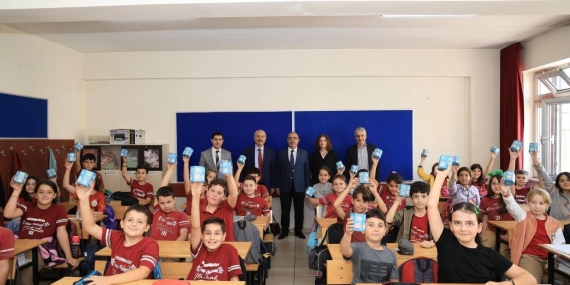 Çocuklara kumbara hediye edildi