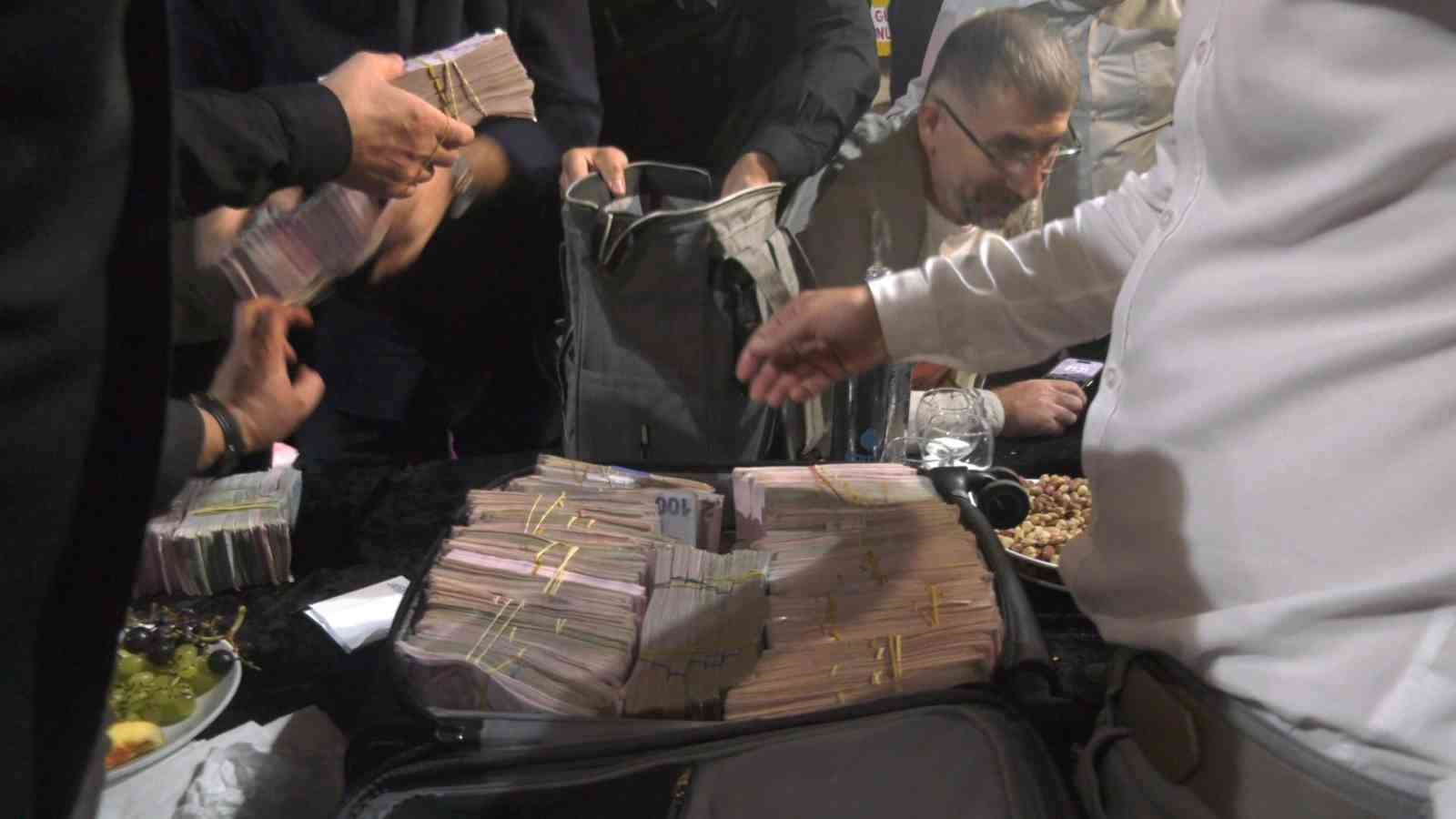Geli̇ne 3 Ki̇lo Altın, Damada 4 Mi̇lyon Tl Takıldı