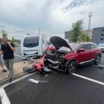 Hastane otoparkında park halindeki karavana çarptı