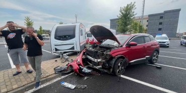 Hastane otoparkında park halindeki karavana çarptı