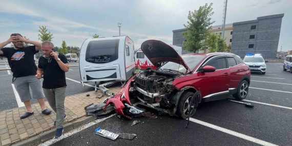 Hastane otoparkında park halindeki karavana çarptı