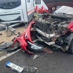 Hastane otoparkında park halindeki karavana çarptı