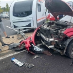 Hastane otoparkında park halindeki karavana çarptı