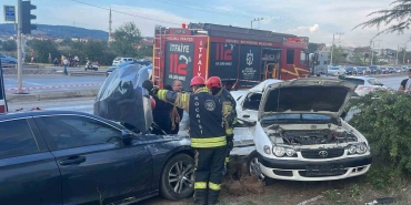 Kartepe’de iki otomobil çarpıştı: 3 yaralı
