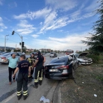 Kartepe’de iki otomobil çarpıştı: 3 yaralı