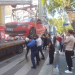 Kedi çıkmayınca, otomobil sanayiye götürüldü