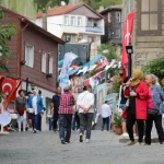 kente-yeni-bir-ruh-yeni-bir-dokunus-izmitten-bir-kapanca-sokak-festivali-gecti-1722847553