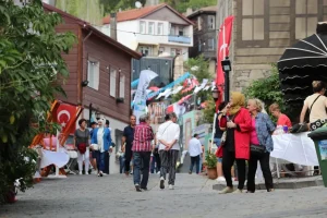kente-yeni-bir-ruh-yeni-bir-dokunus-izmitten-bir-kapanca-sokak-festivali-gecti-1722847553