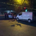 Kırmızı ışıkta araçta bekleyenler arasında bıçaklı kavga: 4 yaralı