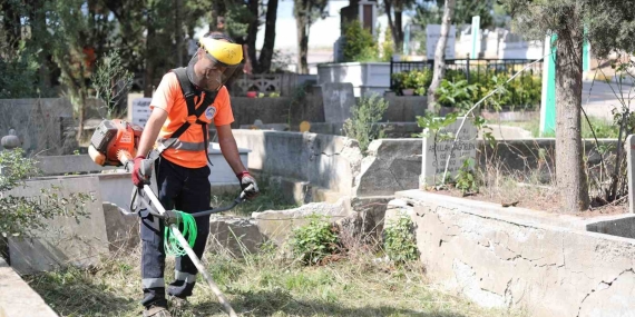 Mezarlıklarda bakım ve onarımı yapılıyor
