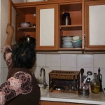 Mutfak Dolabının Üst Rafı Düşen Vesi̇le Teyzeni̇n İmdadına Yeti̇şti̇ler