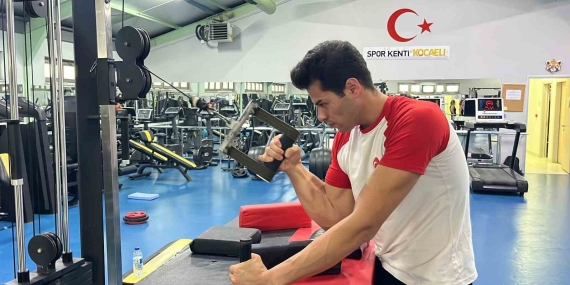 Ömer Kozakoğlu, 11 kez bilek güreşi şampiyonu olan rakibini eledi