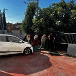 Otomobil evin bahçesine daldı: Anneanne ve 2 torunu yaralandı