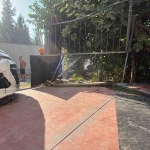 Otomobil evin bahçesine daldı: Anneanne ve 2 torunu yaralandı