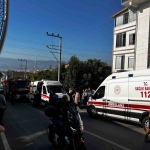 Otomobil evin bahçesine daldı: Anneanne ve 2 torunu yaralandı