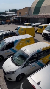 Pttni̇n Dağıtım Araçlarıyla Halı Saha Maçına Geldi̇ler