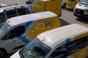 Pttni̇n Dağıtım Araçlarıyla Halı Saha Maçına Geldi̇ler
