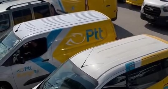 Pttni̇n Dağıtım Araçlarıyla Halı Saha Maçına Geldi̇ler