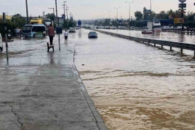 Sel suları yolu trafiğe kapattı, İstanbul’a D-100’den ulaşım kesildi