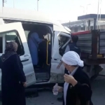 Servis minibüsü park halindeki tıra çarptı: 4 yaralı