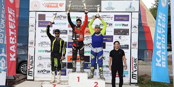 Türkiye Süper Enduro Şampiyonası’nın 3. ayağı Kartepe’de gerçekleştirildi. Şampiyona da dereceye girenler kupalarını aldılar