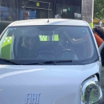 Yerdeki yaralıyı bırakıp, görevini yapan basın mensubuna engel oldular