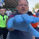 Yerdeki yaralıyı bırakıp, görevini yapan basın mensubuna engel oldular