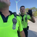 Yerdeki yaralıyı bırakıp, görevini yapan basın mensubuna engel oldular