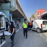 Yerdeki yaralıyı bırakıp, görevini yapan basın mensubuna engel oldular