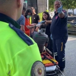 Yerdeki yaralıyı bırakıp, görevini yapan basın mensubuna engel oldular