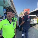 Yerdeki yaralıyı bırakıp, görevini yapan basın mensubuna engel oldular