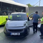 Yerdeki yaralıyı bırakıp, görevini yapan basın mensubuna engel oldular