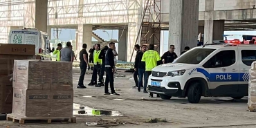 14 Metreden Düşen Çatı Ustası Feci̇ Şeki̇lde Can Verdi̇
