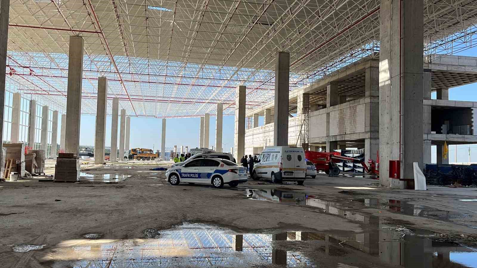 14 Metreden Düşen Çatı Ustası Feci̇ Şeki̇lde Can Verdi̇