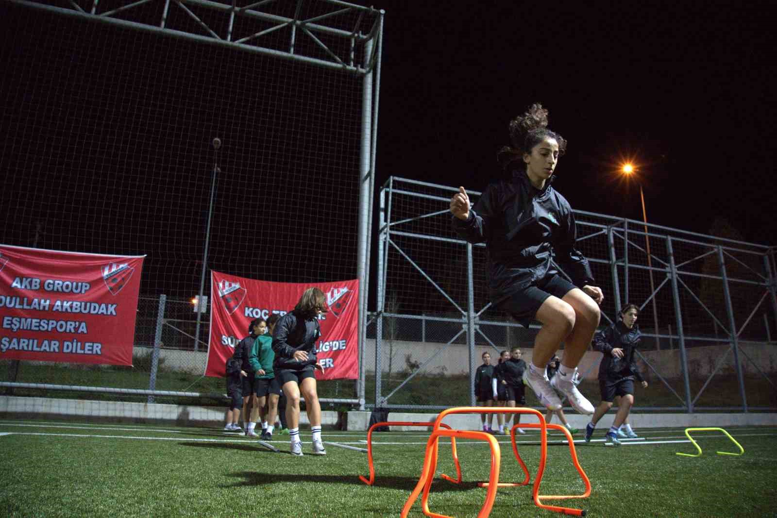 14 Yaşında Sümeyye, Kadın Futbol Li̇gleri̇ Tari̇hi̇ne Geçti̇