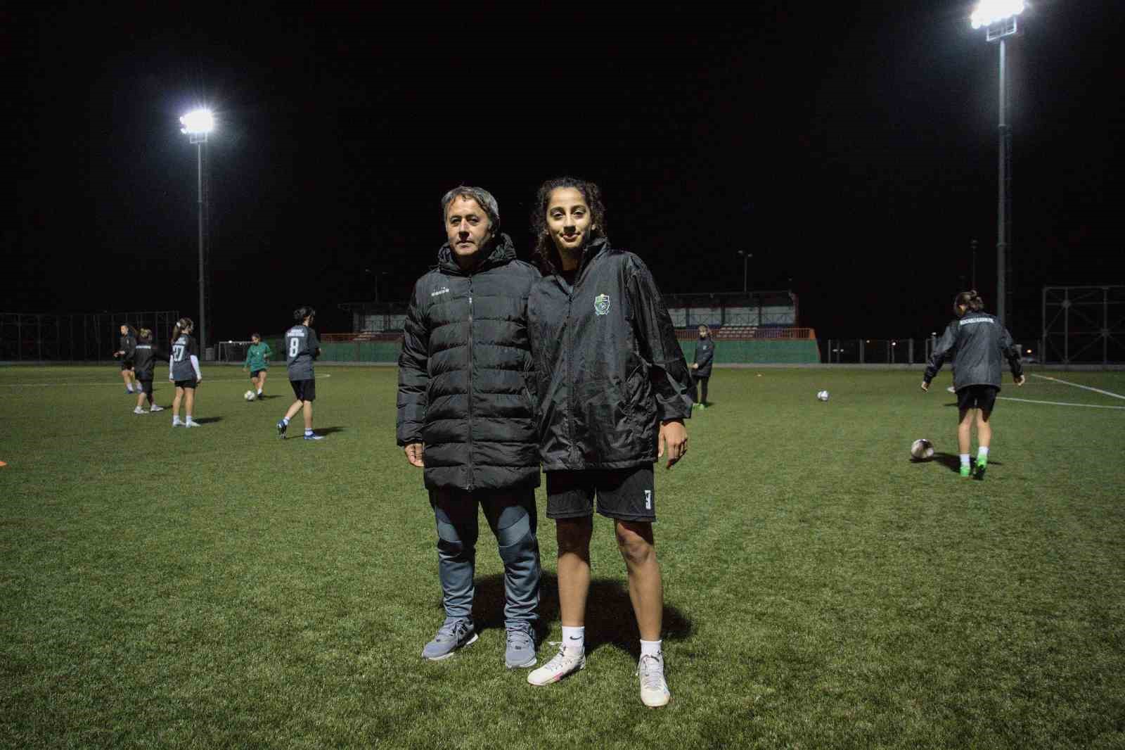 14 Yaşında Sümeyye, Kadın Futbol Li̇gleri̇ Tari̇hi̇ne Geçti̇