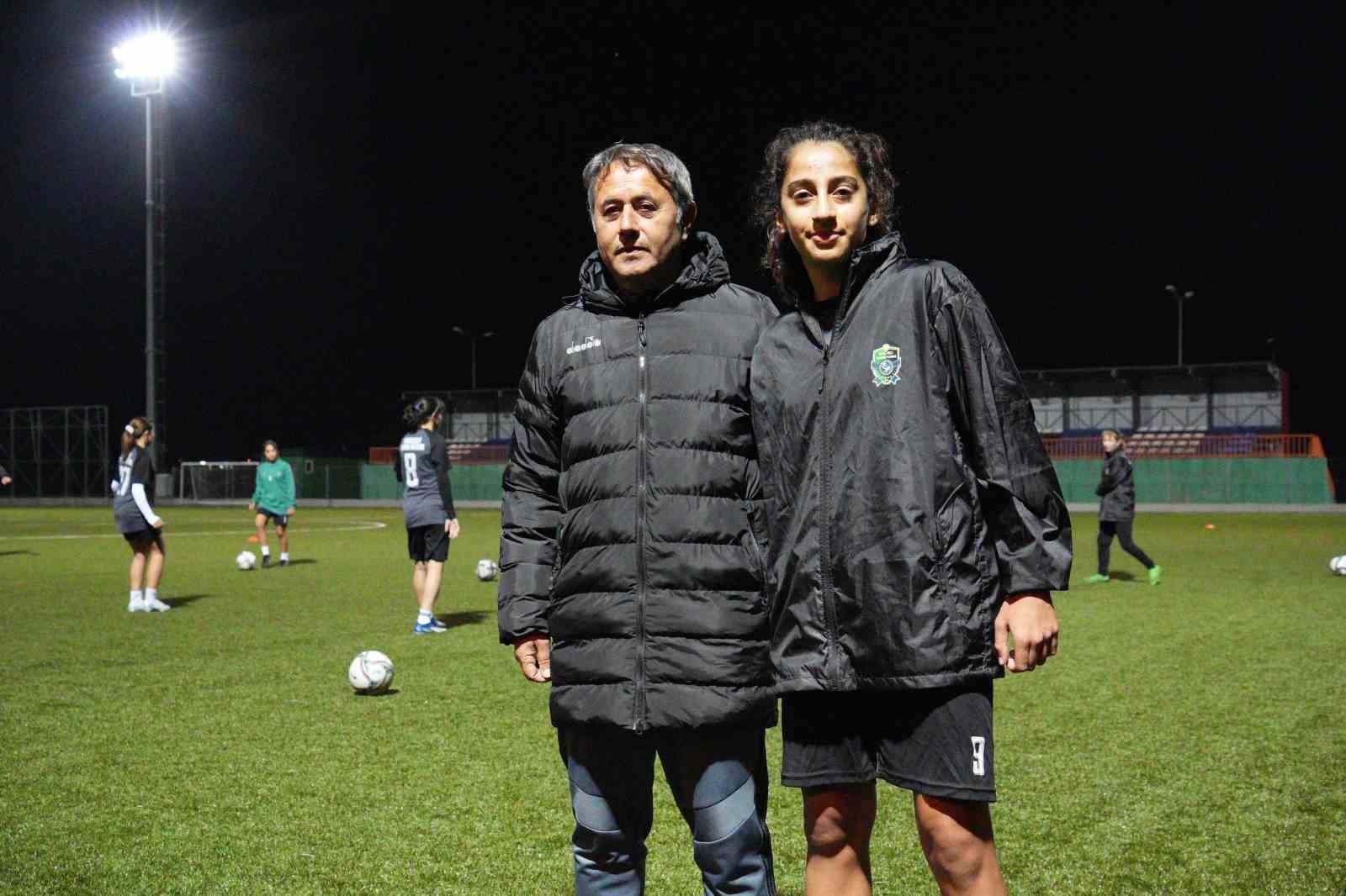 14 Yaşında Sümeyye, Kadın Futbol Li̇gleri̇ Tari̇hi̇ne Geçti̇