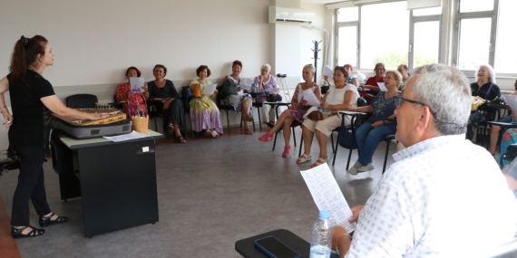 65 yaş üstü vatandaşlar müziğin gücüyle sosyalleşiyor