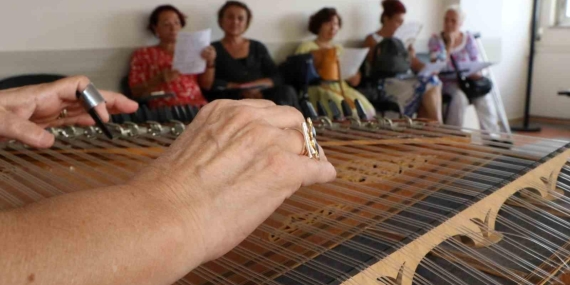 65 yaş üstü vatandaşlar müziğin gücüyle sosyalleşiyor