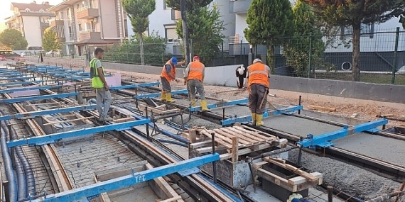 Alikahya Tramvayında ray betonları dökülüyor