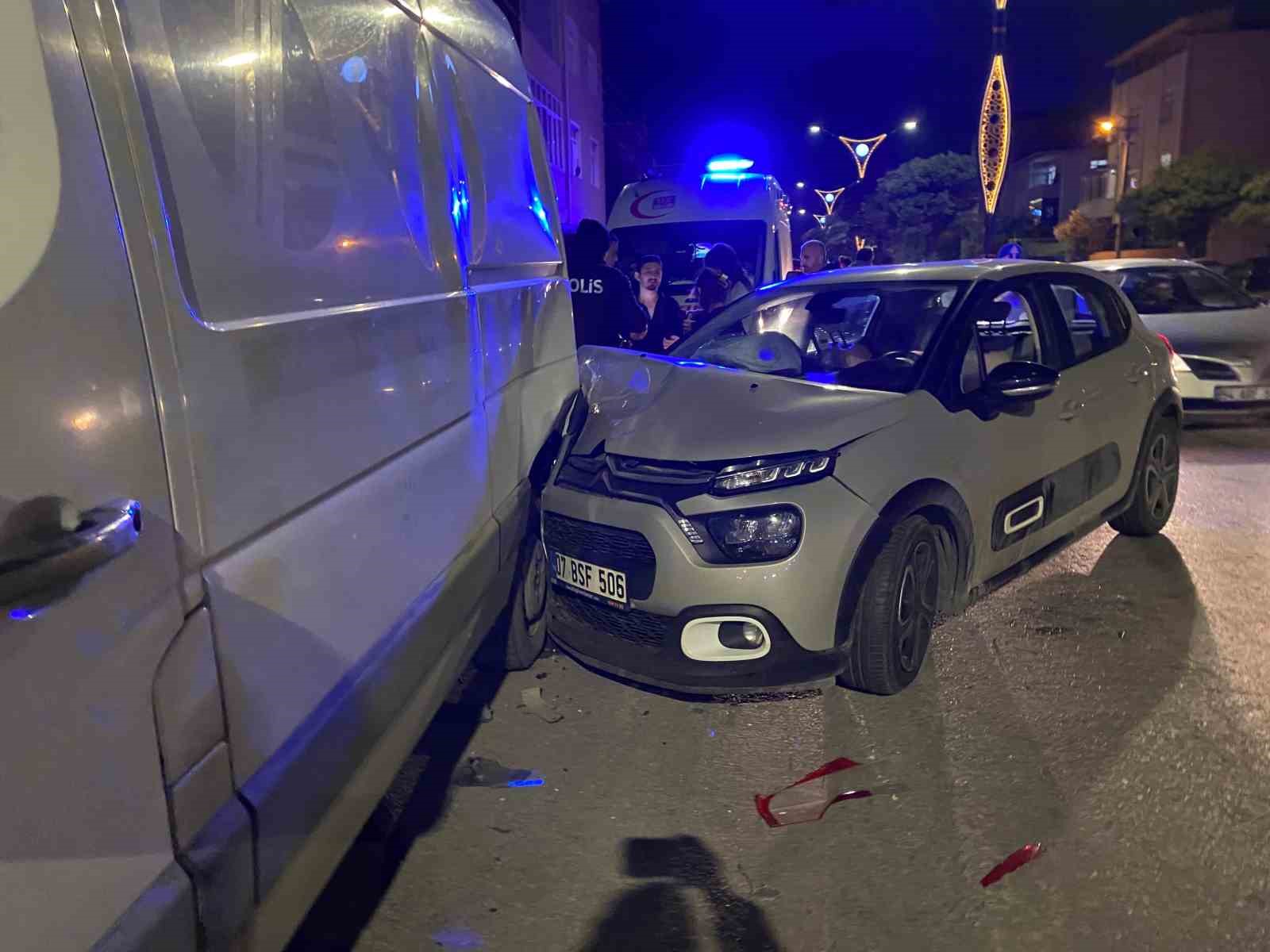Alkollü Sürücü Park Hali̇ndeki̇ Mi̇ni̇büse Çarptı: 3 Yaralı