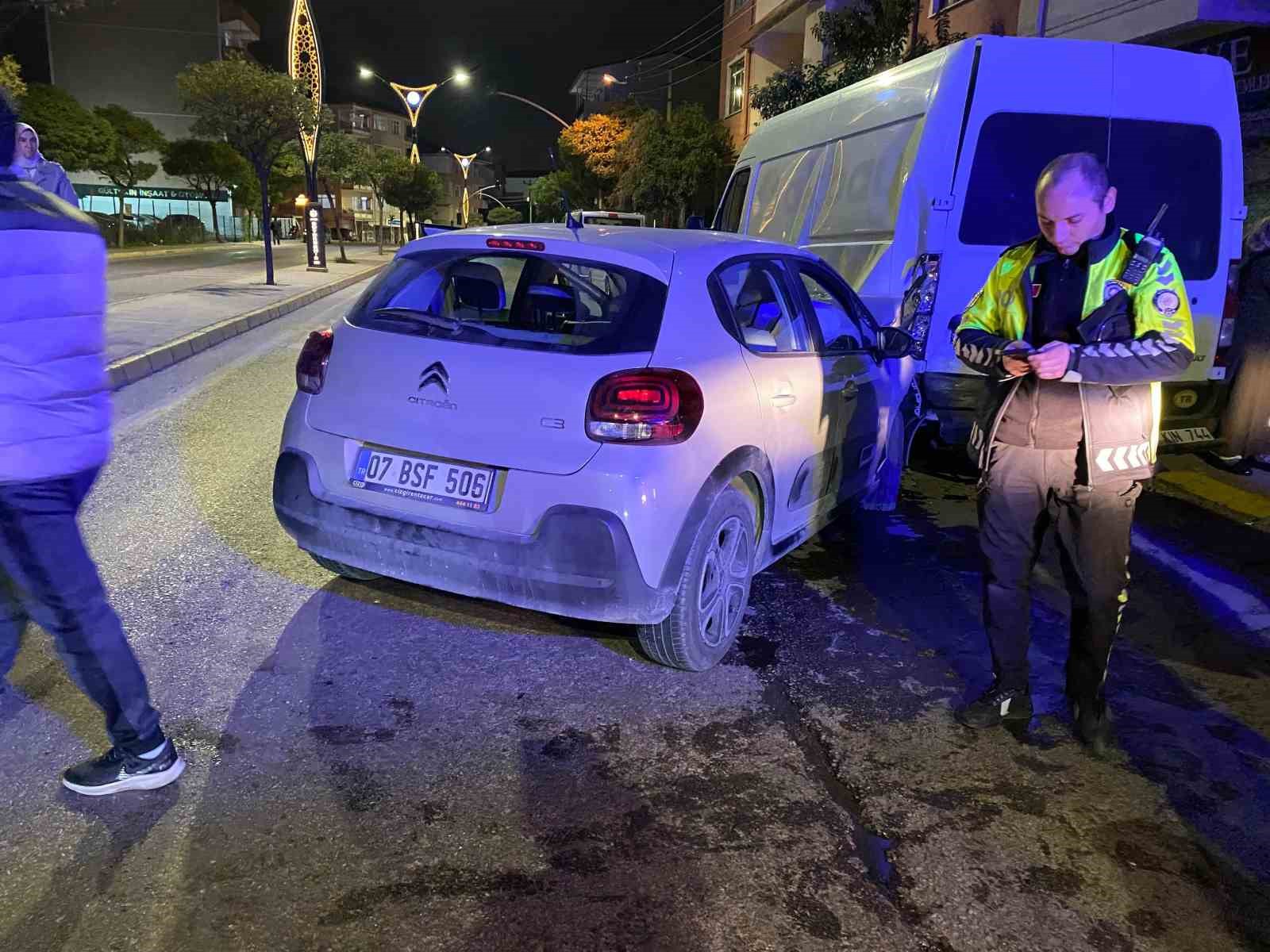 Alkollü Sürücü Park Hali̇ndeki̇ Mi̇ni̇büse Çarptı: 3 Yaralı