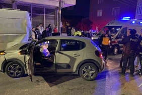 Alkollü Sürücü Park Hali̇ndeki̇ Mi̇ni̇büse Çarptı: 3 Yaralı
