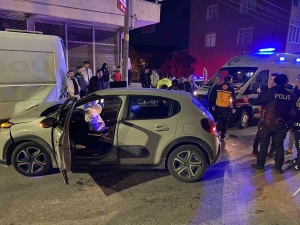 Alkollü Sürücü Park Hali̇ndeki̇ Mi̇ni̇büse Çarptı: 3 Yaralı