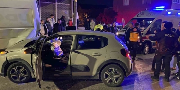 Alkollü Sürücü Park Hali̇ndeki̇ Mi̇ni̇büse Çarptı: 3 Yaralı